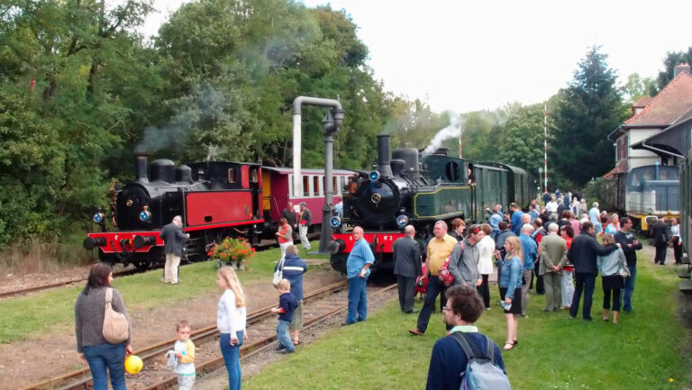 Deux trains en gare © TTDA